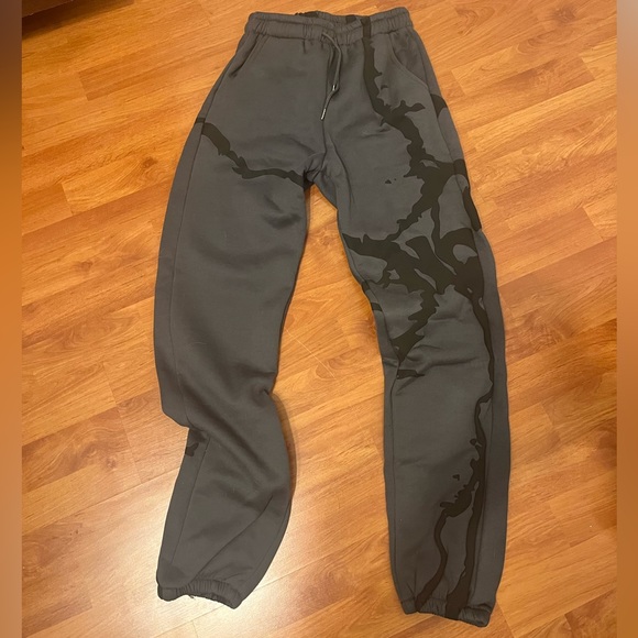 Grey sweatpants with black graffiti writing, from Emminol. - Picture 1 of 4